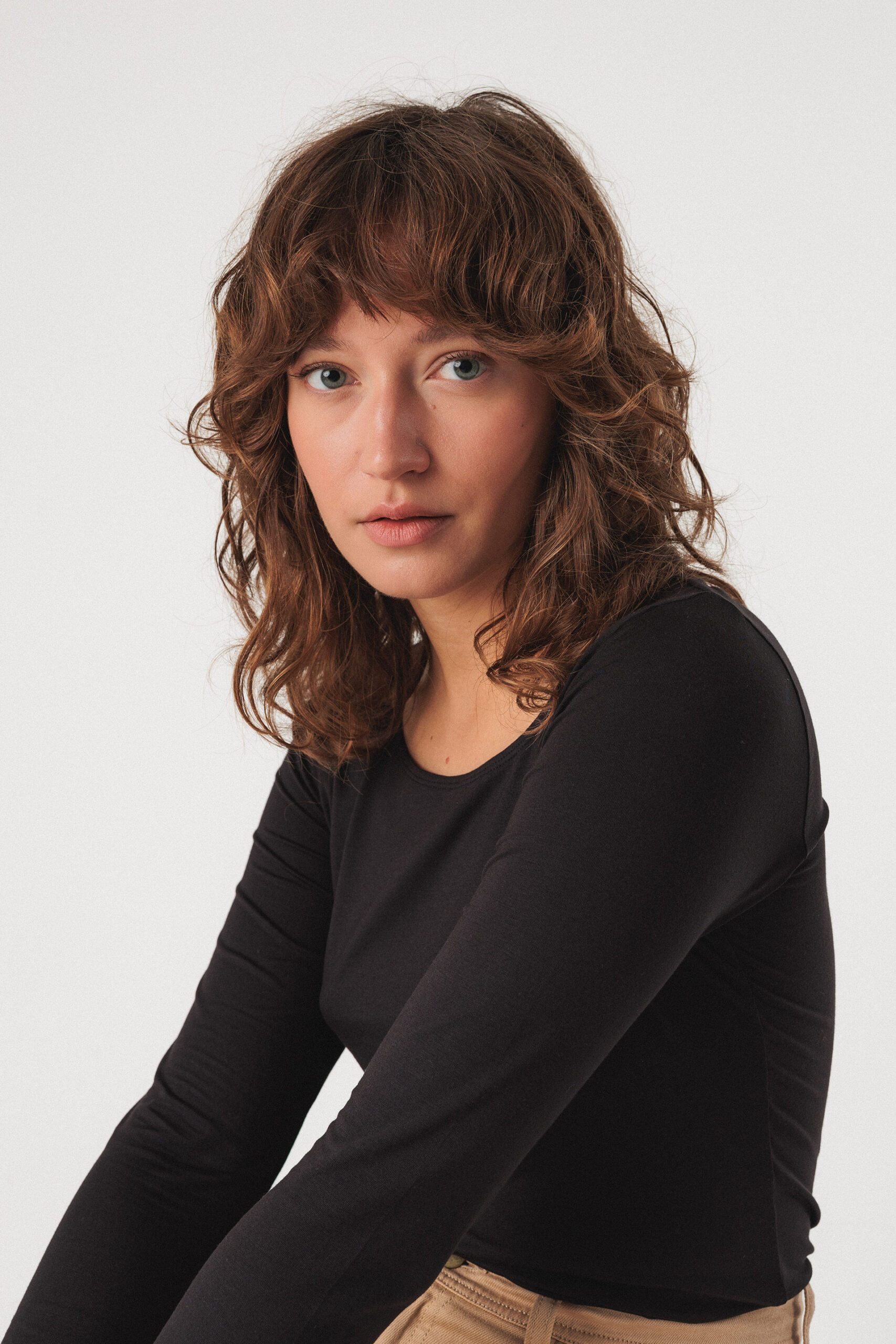 ZUR-7 T-SHIRT von Skfk Langärmliges T-Shirt mit U-Ausschnitt. 95% MODAL TENCEL™ 5% ELASTANE