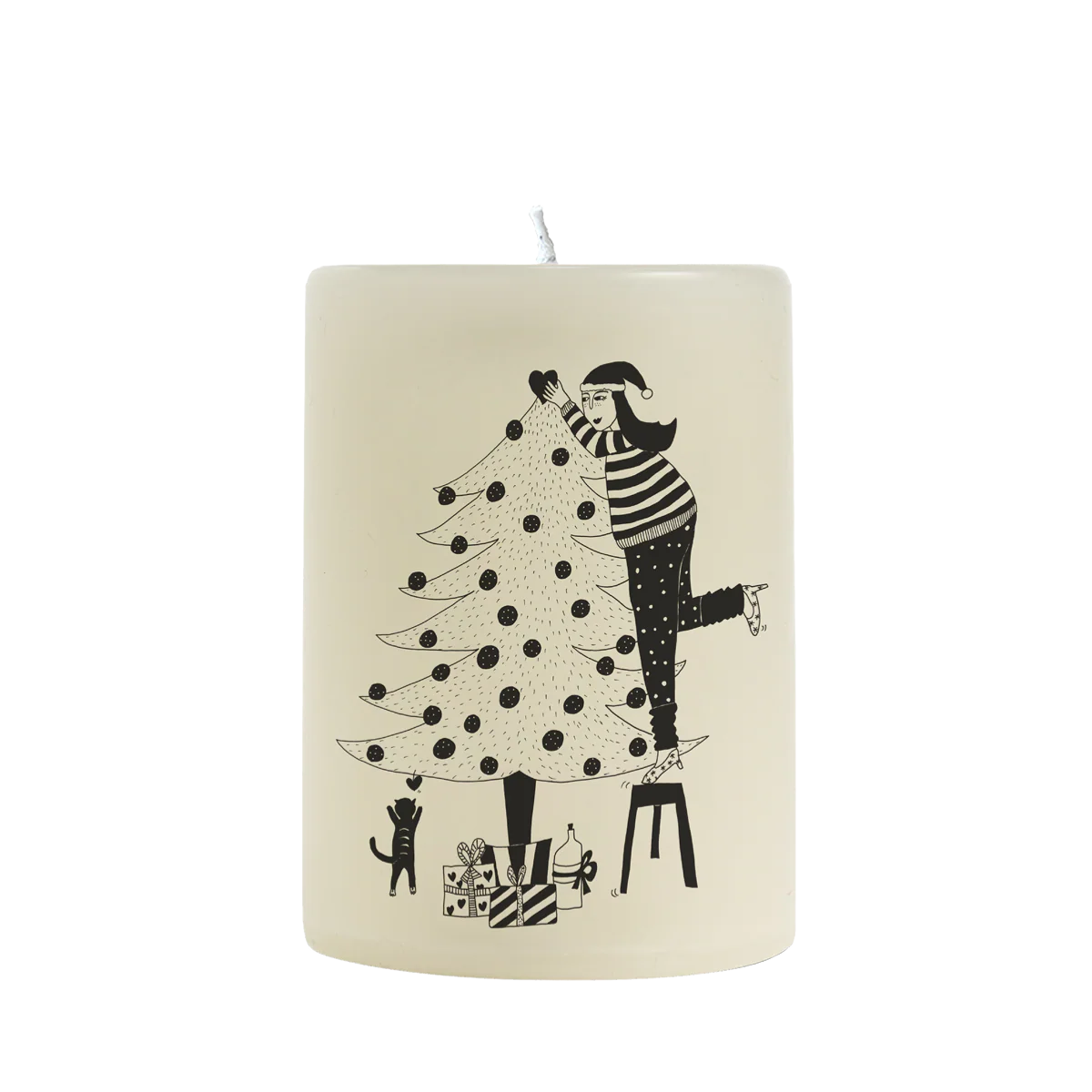 helen b. Kerze x-mas Tree Fanatic Kerze mit Helen B Design Material: 90 % Paraffin, 10 % Stearin Brenndauer: ca. 40 Stunden Höhe: 9 cm, Durchmesser: 7 cm Hergestellt im Zentrum für berufsbezogene Aktivitäten in Gent Kleidsam Düsseldorf Conceptstore xmas Weihnachten