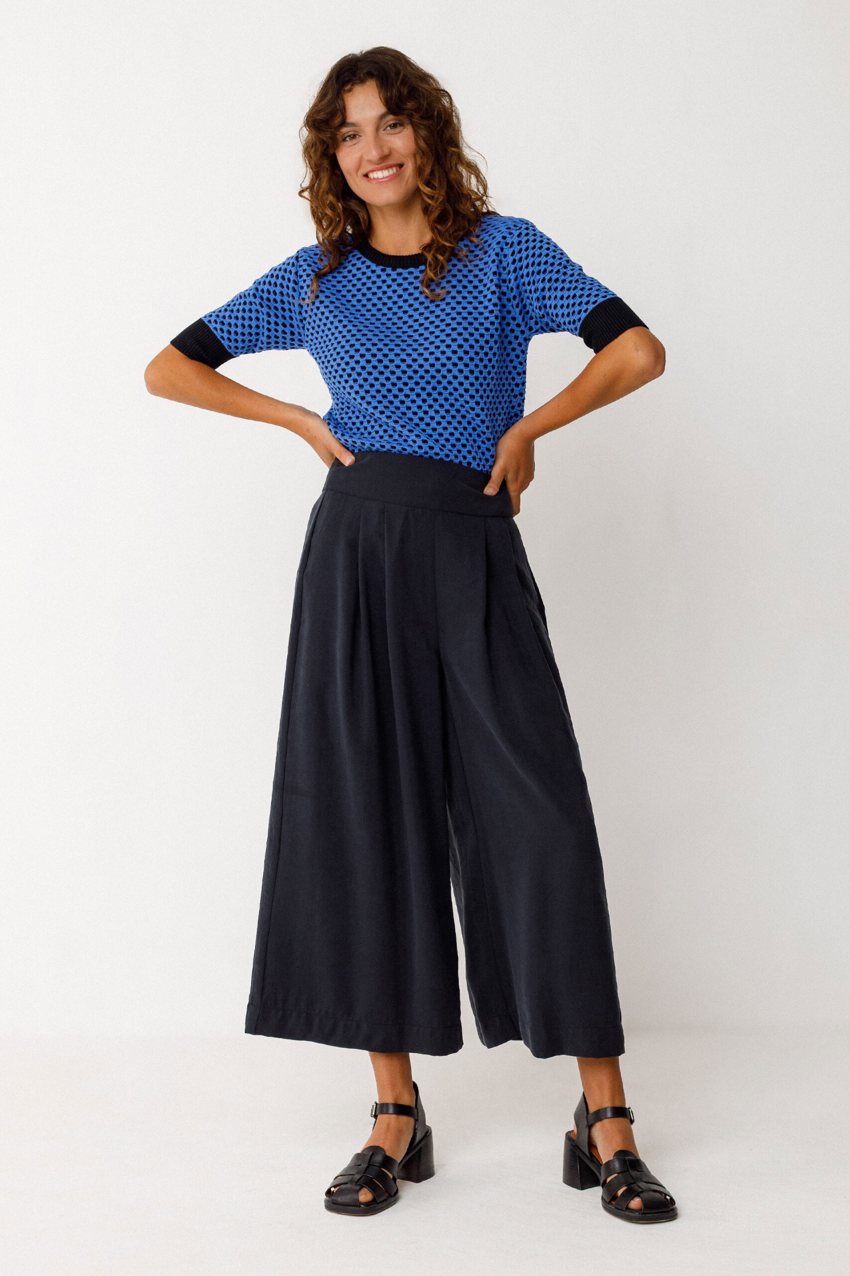 skfk kleidsam fairefashion fashion mode nachhaltig skfk kleidsam fairefashion fashion mode nachhaltig Midilange, weit geschnittene Hose Bundfalten vorne und seitlicher Reißverschluss Außenbeinlänge: 90 cm (Größe 38) Hose Enetz